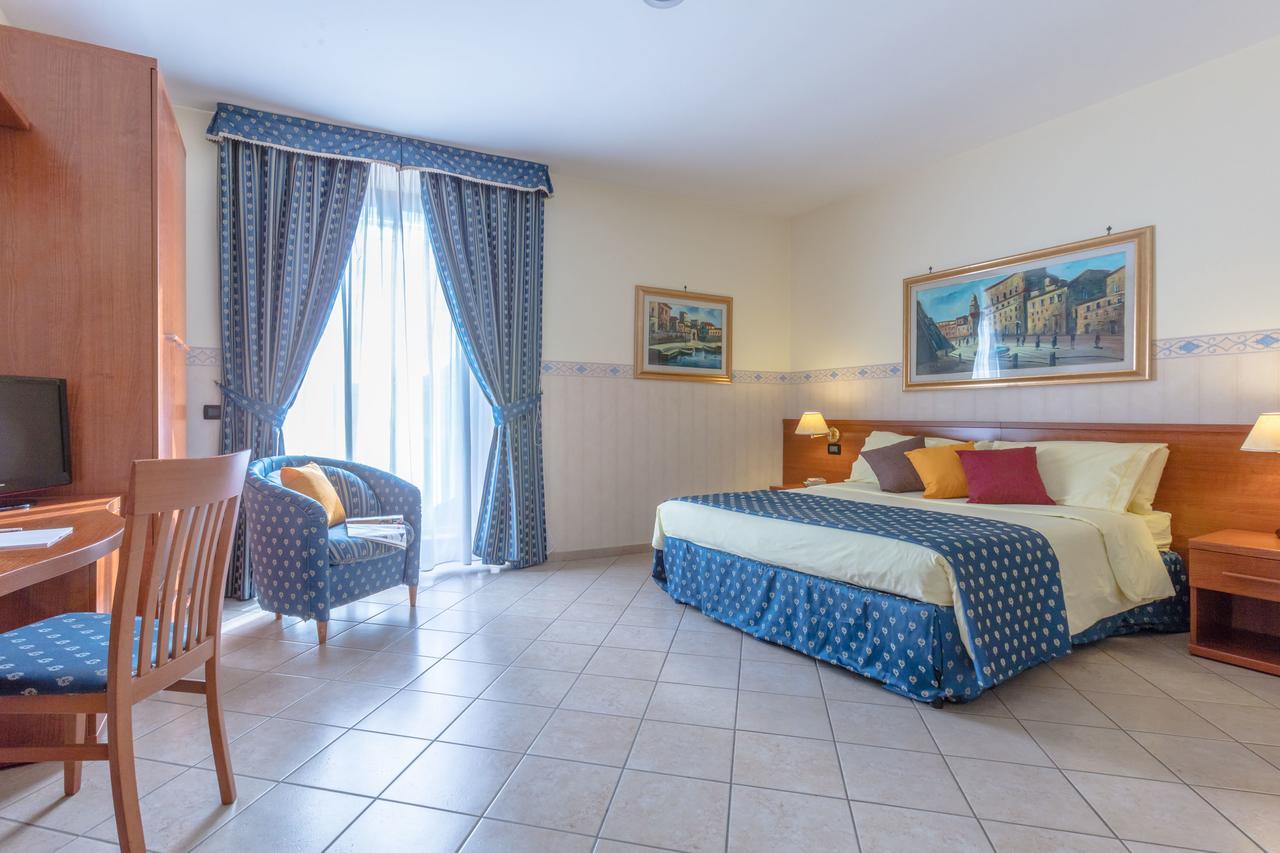 Hotel Traiano Чивитавеккья Экстерьер фото